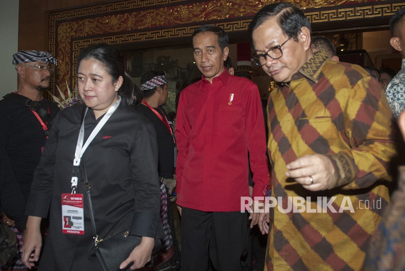 Presiden Joko Widodo (tengah) berjalan bersama Sekretaris Kabinet Pramono Anung (kanan) dan Menko Bidang Pembangunan Manusia dan Kebudayaan yang juga kader PDIP Puan Maharani (kiri) seusai pembukaan Rakernas III PDIP di Sanur, Bali, Jumat (23/2). 