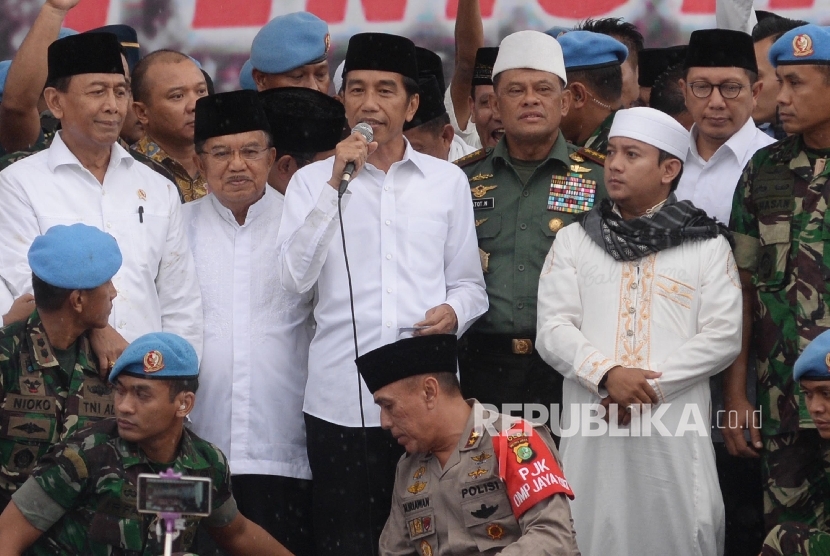 President Joko Widodo gave short statement in the last minutes of 212 rally on Friday (12/2).. 