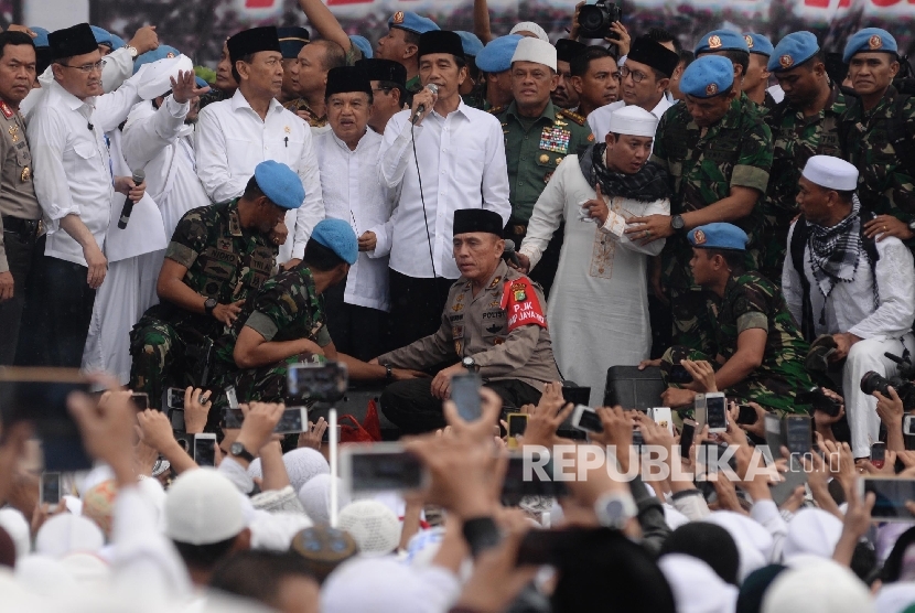 President Joko Widodo (center) gave a short speech after Friday prayer. He was accompanied by Vice President Jusuf Kalla and Coordinating Ministry of Defense Wiranto.