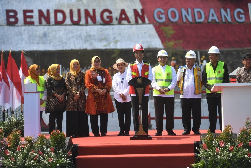 Presiden Joko Widodo (tengah) berpidato sebelum meresmikan Bendungan Gondang di Karanganyar, Jawa Tengah, Kamis (2/5/2019).