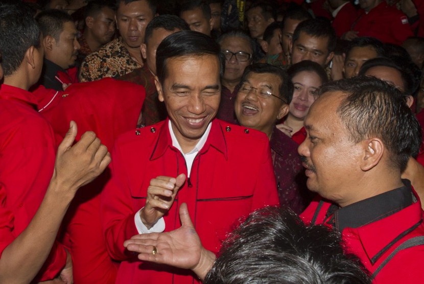 Presiden Joko Widodo (tengah) bersalaman dengan para peserta Kongres IV PDI Perjuangan seusai acara pembukaan di Hotel Inna Grand Bali Beach, Sanur, Bali, Kamis (9/4).