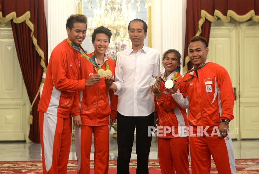 Presiden Joko Widodo (tengah) bersama Atlet Bulutangkis Ganda Campuran peraih medali emas Olimpiade Rio 2016 Tontowi Ahmad (dari kiri) dan Liliyana Natsir, Atlet Angkat Besi peraih medali perak Sri Wahyuni serta Eko Yuli Irawan berfoto bersama di Istana 