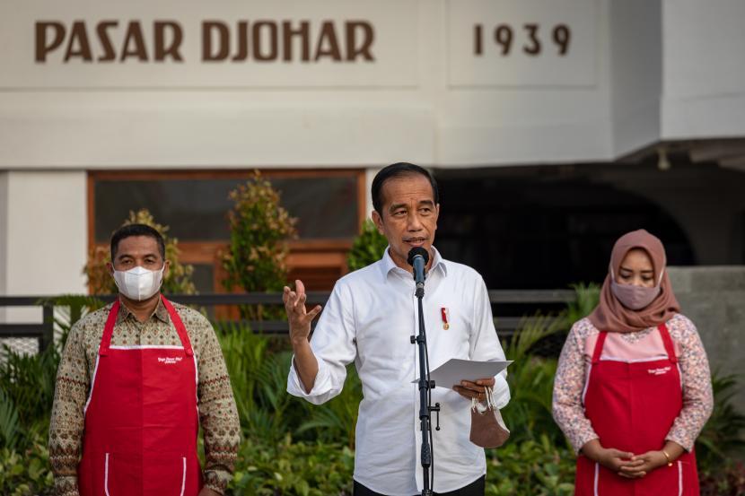 Presiden Joko Widodo (tengah) bersama dua orang perwakilan pedagang memberikan sambutan di sela-sela peresmian kembali Pasar Johar usai direvitalisasi di Semarang, Jawa Tengah, Rabu (5/1/2022). Presiden Jokowi baru saja menambah posisi wakil menteri dalam negeri.