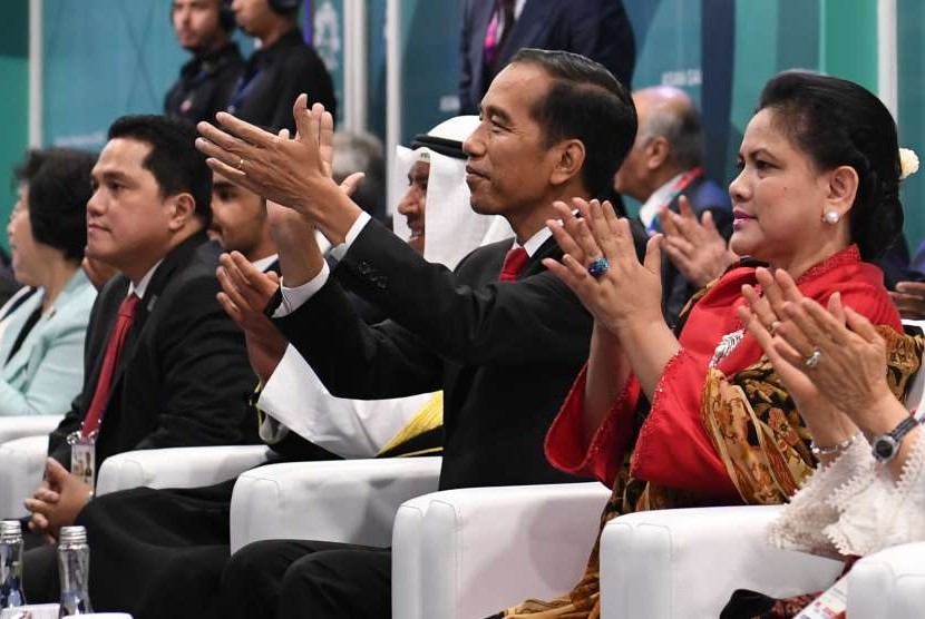 Presiden Joko Widodo (tengah) bersama Ibu Negara Iriana (kanan) dan Ketua INASGOC Erick Thohir (kiri) menghadiri Upacara Pembukaan Asian Games ke-18 Tahun 2018 di Stadion Utama GBK, Senayan, Jakarta, Sabtu Sabtu (18/8).