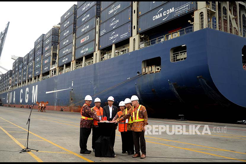 Presiden Joko Widodo (tengah) bersama jajaran menteri menekan tombol pelepasan ekspor manufaktur menggunakan kapal besar di Pelabuhan Tanjung Priok, Jakarta, Selasa (15/5). Dengan menggunakan kapal kontainer raksasa ukuran 10.000 TEUs, bobot 95.263 GT, dan panjang 300 meter ini akan menuju Los Angles, AS. 