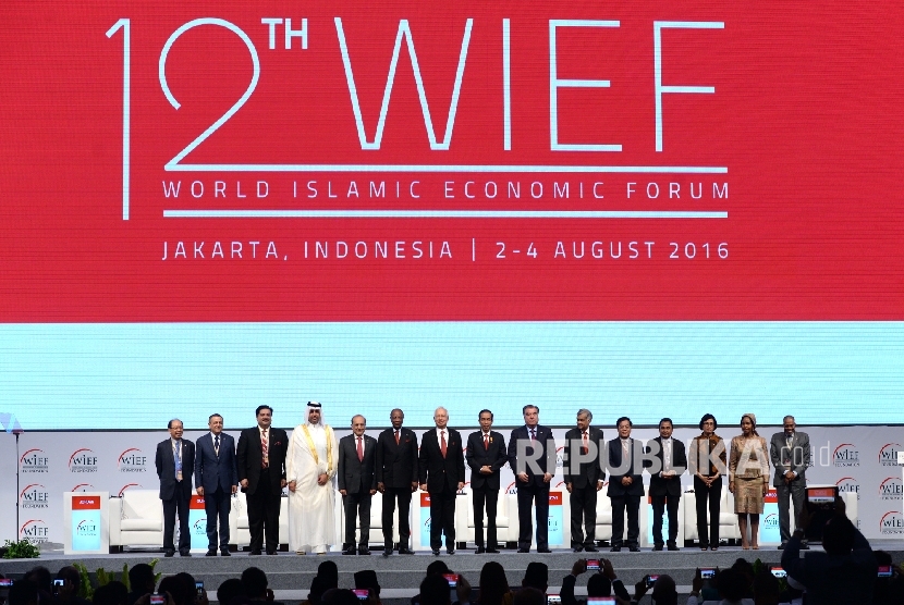 Presiden Joko Widodo (tengah) bersama kepala negara serta menteri berfoto bersama usai pembukaan World Islamic Economic Forum (WIEF) ke-12 di Balai Sidang Jakarta, Selasa (2/8).