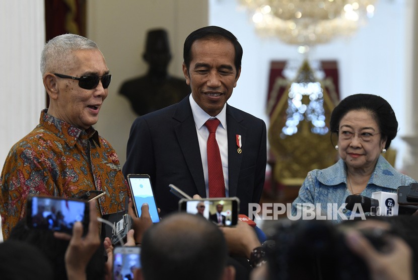 Presiden Joko Widodo (tengah) bersama Ketua Dewan Pengarah Badan Pembinaan Ideologi Pancasila (BPIP) Megawati Soekarnoputri (kanan) dan Wakil Dewan Pengarah BPIP Try Sutrisno (kiri) menyampaikan keterangan usai pertemuan tertutup di Istana Merdeka, Jakarta, Selasa (21/5/19). 