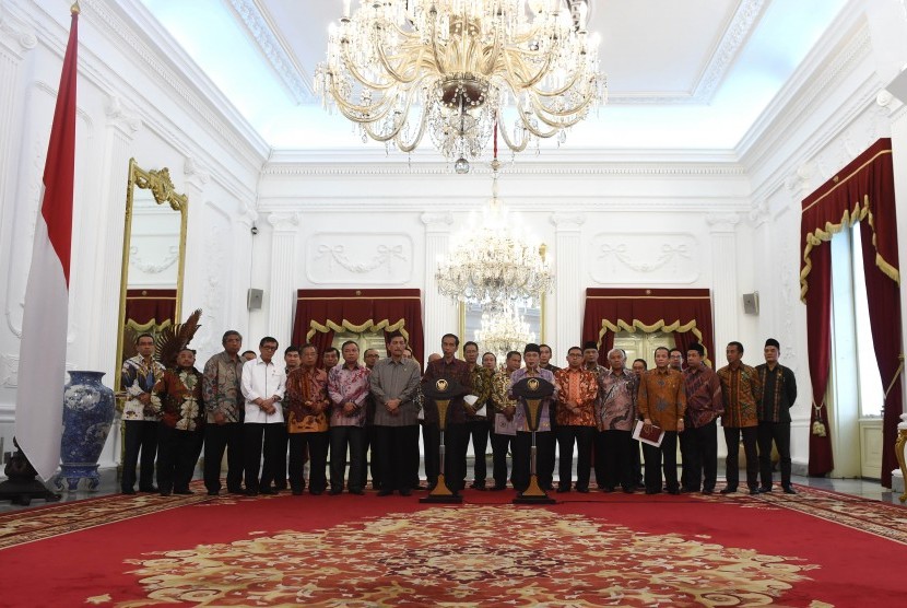 Presiden Joko Widodo (tengah) bersama Ketua DPR Ade Komarudin menyampaikan keterangan kepada wartawan di Istana Merdeka, Jakarta, Senin (22/2).