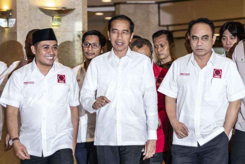 Presiden Joko Widodo (tengah) bersama Ketua Umum DPP Projo Budi Arie Setiadi (kanan) dan Sekjen DPP Projo Handoko (kiri) menghadiri Rakernas IV Projo di Jakarta, Minggu (16/9). 