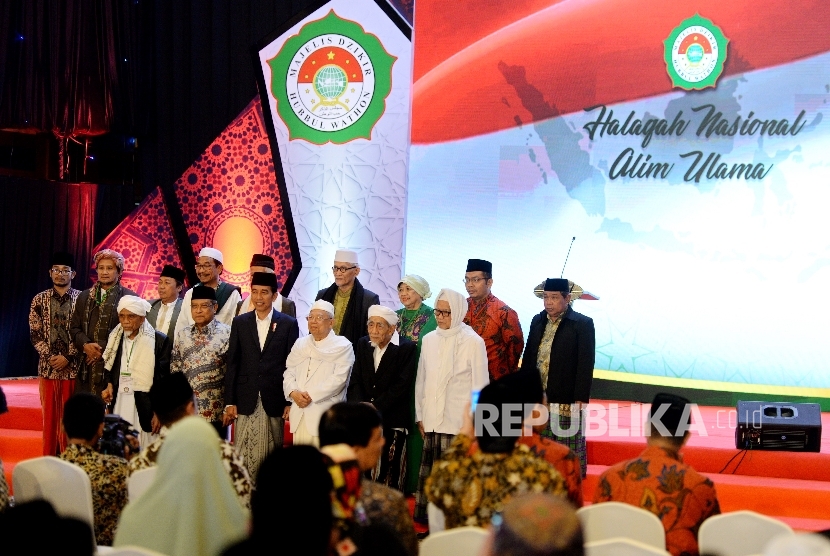  Presiden Joko Widodo (tengah) bersama Ketua Umum MUI KH Maruf Amin (ketiga kanan), Ketum PBNU KH Said Aqil Siradj (kedua kiri), Pengasuh Pondok Pesantren Al Anwar, KH Maimoen Zubair (kedua kanan) serta perwakilan Alim Ulama berfoto bersama usai Halaqah Nasional Alim Ulama di Jakarta, Kamis (13/7) malam.