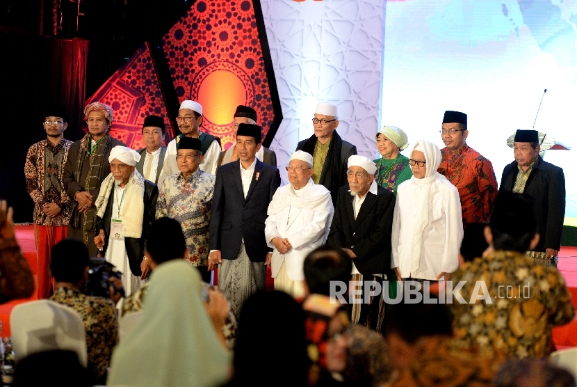 Presiden Joko Widodo (tengah) bersama Ketua Umum MUI KH Maruf Amin (ketiga kanan), Ketum PBNU KH Said Aqil Siradj (kedua kiri), Pengasuh Pondok Pesantren Al Anwar, KH Maimoen Zubair (kedua kanan) serta perwakilan Alim Ulama berfoto bersama usai Halaqah Nasional Alim Ulama di Jakarta, Kamis (13/7) malam.