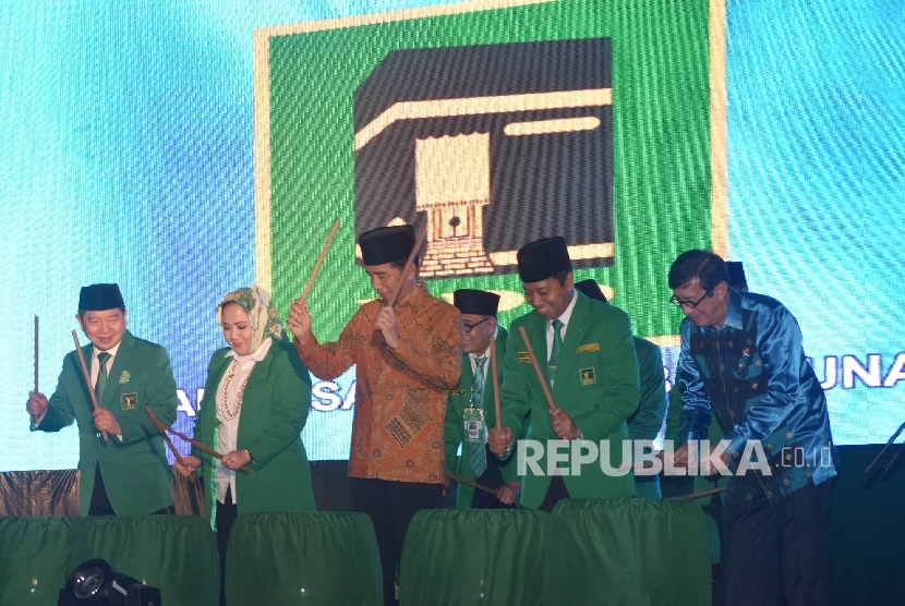  Presiden Joko Widodo menghadiri pembukaan Muktamar VIII PPP, di Asrama Haji, Jakarta, Jum'at (8/4). Republika/Rakhmawaty La'lang