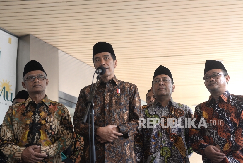 Presiden Joko Widodo (tengah) bersama Ketua Umum PP Muhammadiyah Haedar Nasir (dari kiri), Mensesneg Pratikno, dan Sekjen PP Muhammadiyah Abdul Muti mengadakan konferensi pers usai pertemuan di Gedung Pusat Dakwah PP Muhammadiyah, Jakarta, Selasa (8/11).