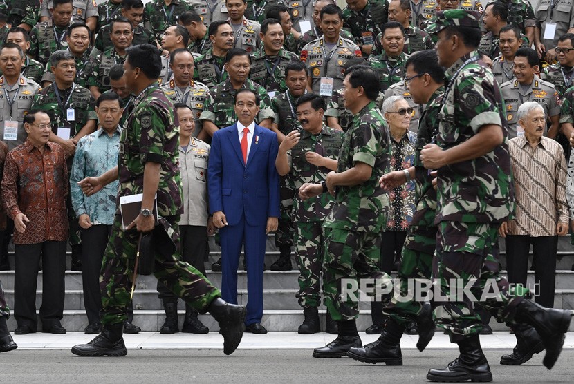 President Joko Widodo (center) prepares to join the photo session after the joint meeting of the military and police leadership at Merdeka Palace, Jakarta, on Tuesday. 