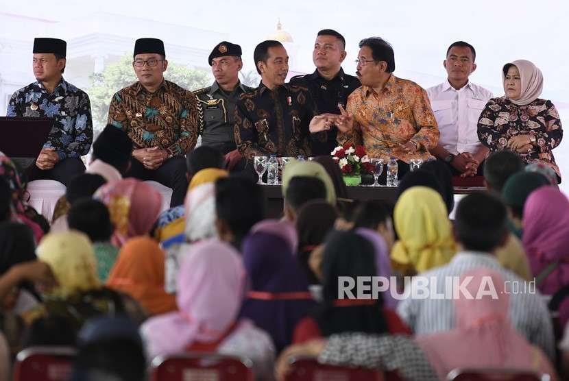 Presiden Joko Widodo (tengah) bersama Menteri Agraria dan Tata Ruang Sofyan Djalil (ketiga kanan), Gubernur Jawa Barat Ridwan Kamil (kedua kiri), Walikota Bogor Bima Arya (kiri) dan Bupati Bogor Nurhayati (kanan) menghadiri penyerahan Sertifikat Tanah Untuk Rakyat di Stadion Pakansari, Bogor, Jawa Barat, Selasa (25/9).