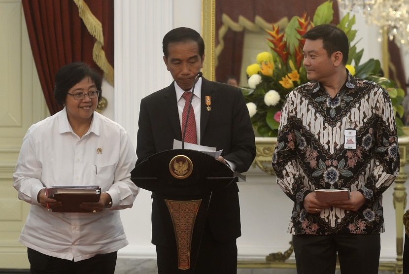 Presiden Joko Widodo (tengah) bersama Menteri LHK Siti Nurbaya (kiri) serta Kepala Badan Restorasi Gambut Nazir Foead (kanan) mengumumkan pembentukan Badan Restorasi Gambut untuk mengatasi masalah kebakaran hutan dan lahan di Istana Merdeka, Jakarta, Rabu 