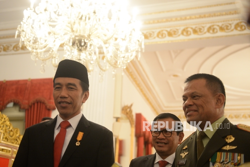 President Joko Widodo (left) and Gatot Nurmantyo, the former TNI Chief.
