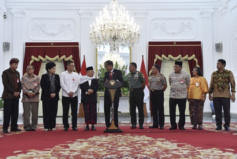 Presiden Joko Widodo (tengah) bersama Panglima TNI Jenderal TNI Gatot Nurmantyo (kelima kanan), Kapolri Jenderal Pol Tito Karnavian (keempat kanan) dan tokoh-tokoh lintas agama menyampaikan keterangan pers usai pertemuan di Istana Merdeka (Ilustrasi)