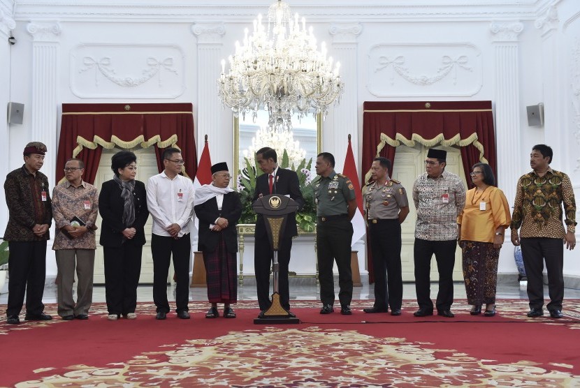 Presiden Joko Widodo (tengah) bersama Panglima TNI Jenderal TNI Gatot Nurmantyo (kelima kanan), Kapolri Jenderal Pol Tito Karnavian (keempat kanan) dan tokoh-tokoh lintas agama menyampaikan keterangan pers usai pertemuan di Istana Merdeka, Jakarta, Selasa (16/5).