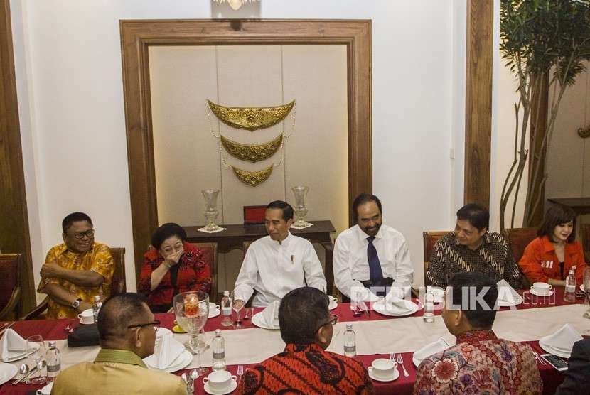 Presiden Joko Widodo (tengah) bersama pimpinan partai dan sekjen partai pengusung melakukan pertemuan di Jakarta, Kamis (9/8). 