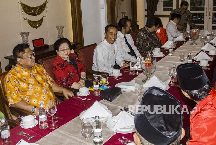 President Joko Widodo (center) and his supporting parties leaders hold a meeting ahead of his declaration as presidential candidate, Central Jakarta, Thursday (Aug 9).