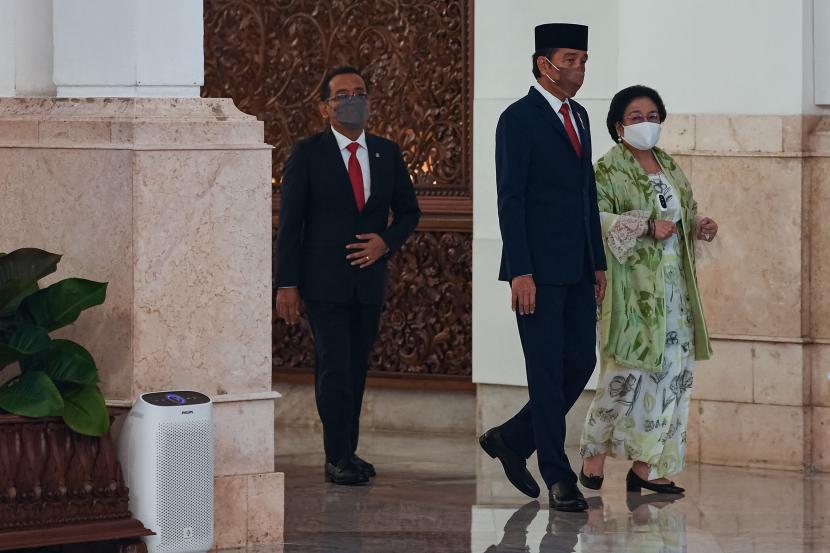Presiden Joko Widodo (tengah) bersama Ketua Umum PDIP Megawati Soekarnoputri (kanan).