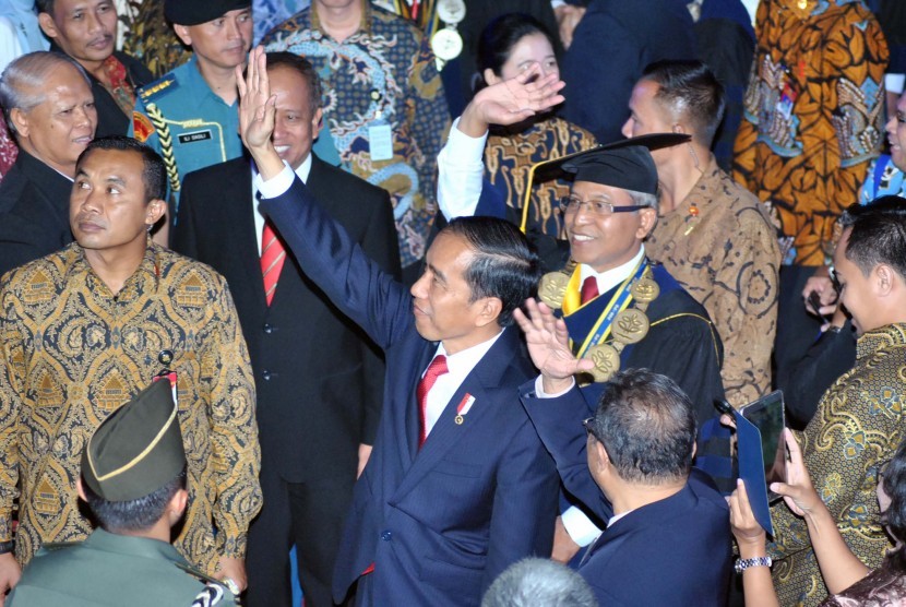 President Joko Widodo (center) together with IPB Rector Herry Suhardiyanto (second right) waved to the students during the open session at Grha Widya Wisuda, Campus IPB, Dramaga, Bogor Regency, West Java, Wednesday (September 6).