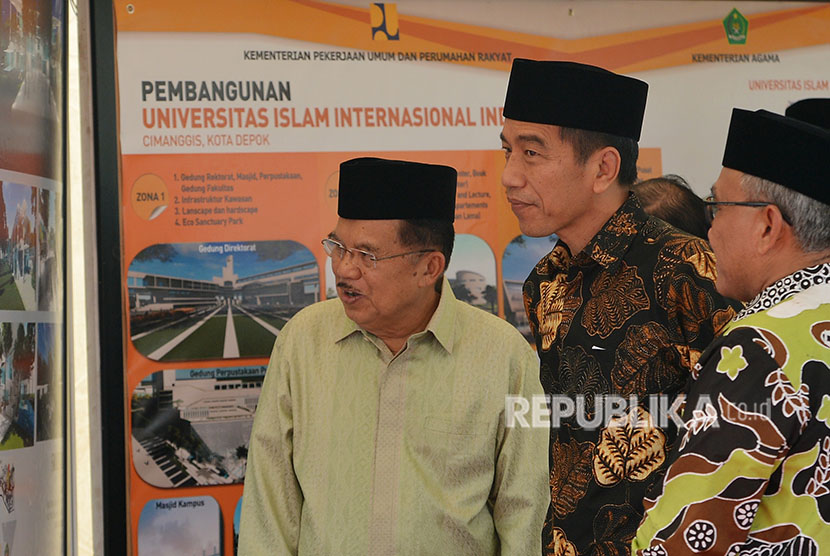 Wakil Presiden Jusuf Kalla (kiri) bersama Presiden Joko Widodo (tengah)