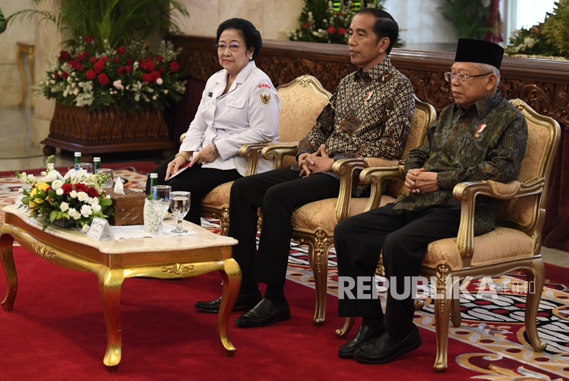 Presiden Joko Widodo (tengah) bersama Wakil Presiden Ma