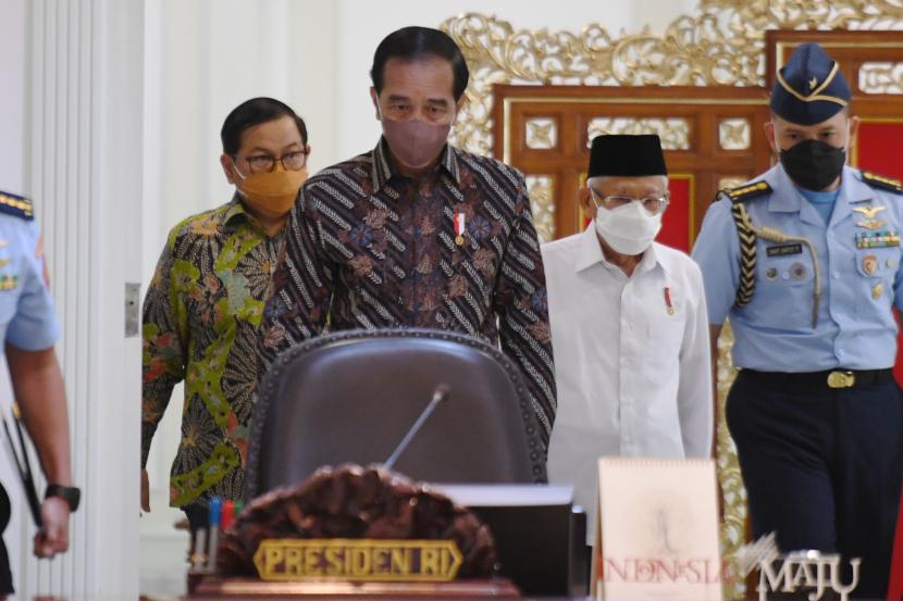 Presiden Joko Widodo (tengah). Presiden Joko Widodo (Jokowi) menyampaikan, investasi menjadi jangkar pemulihan ekonomi di tengah ketidakpastian global akibat pandemi Covid-19 yang terjadi. 
