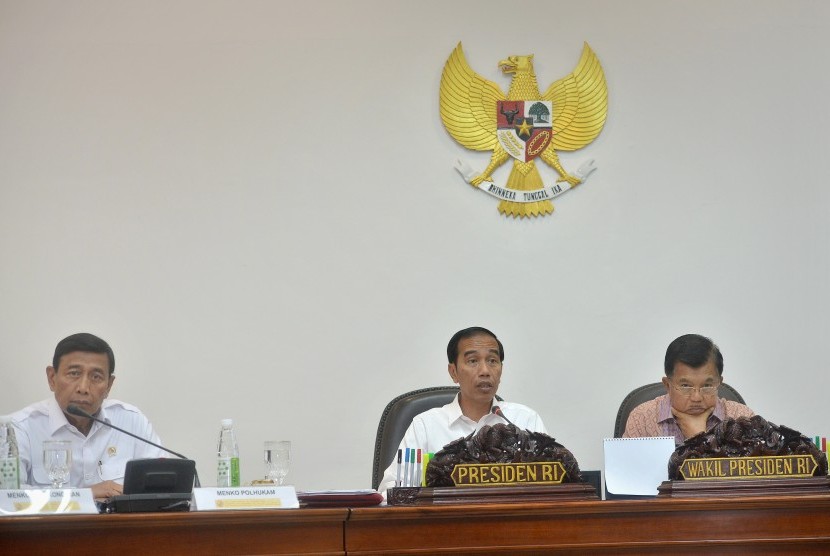 Presiden Joko Widodo (tengah) bersama Wapres Jusuf Kalla (kanan), serta Menko Polhukam Wiranto (kiri) memimpin Rapat Terbatas bersama Menteri Kabinet Kerja membahas Reformasi bidang Hukum di Kantor Kepresidenan, Jakarta, Selasa (17/1). Presiden 
