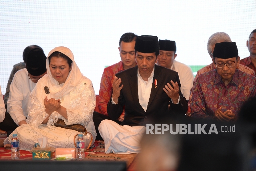 Presiden Joko Widodo (tengah) bersama Yenny Wahid (kiri) dan mantan Wapres Boediono saat Haul Gus Dur ke-7 di Jakarta, Jumat (23/12).