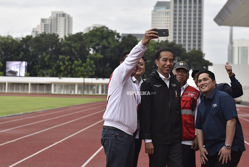 Presiden Joko Widodo (tengah) berswafoto bersama Ketua Inasgoc Erick Thohir (kanan), Menteri Pemuda dan Olahraga Imam Nahrawi (kiri), Menteri PUPR Basuki Hadimuljono, Mensesneg Pratikno (kedua kanan), dan Kepala Bekraf Triawan Munaf (kedua kiri). 