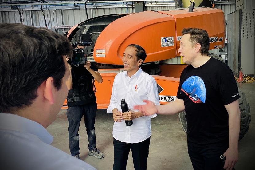 Presiden Joko Widodo (tengah) dan founder SpaceX Elon Musk menjawab pertanyaan saat kunjungan di pabrik produksi roket SpaceX di Boca Chica, AS, Sabtu (14/5/2022). 