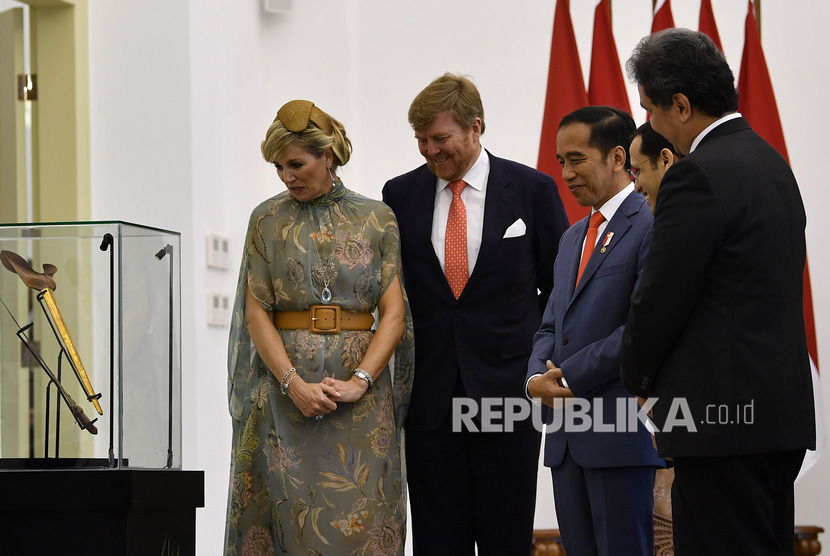Presiden Joko Widodo (tengah) dan Raja Belanda Willem Alexander (kedua kiri) didampingi Ratu Maxima Zorreguieta Cerruti (kiri) melihat keris Pangeran Diponegoro disela kunjungan kenegaraan di Istana Bogor, Jawa Barat, Selasa (10/3/2020). (Antara/Sigid Kurniawan)