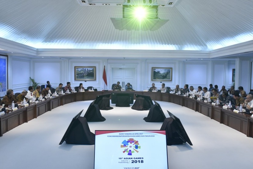 Presiden Joko Widodo (tengah) dan Wakil Presiden Jusuf Kalla memimpin rapat terbatas terkait persiapan Asian Games XVIII tahun 2018 di Kantor Presiden, Jakarta, Selasa (18/4). 