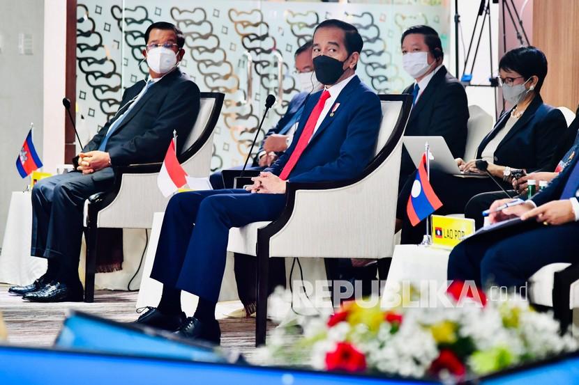 Presiden Joko Widodo (tengah) didamping Menteri Luar Negeri Retno Marsudi (kanan) bersama Menteri Luar Negeri Filipina Teodoro Locsin Jr (kiri) mengikuti Konferensi Tingkat Tinggi (KTT) ASEAN 2021 di Sekretariat ASEAN, Jakarta, Sabtu (24/4/2021). 