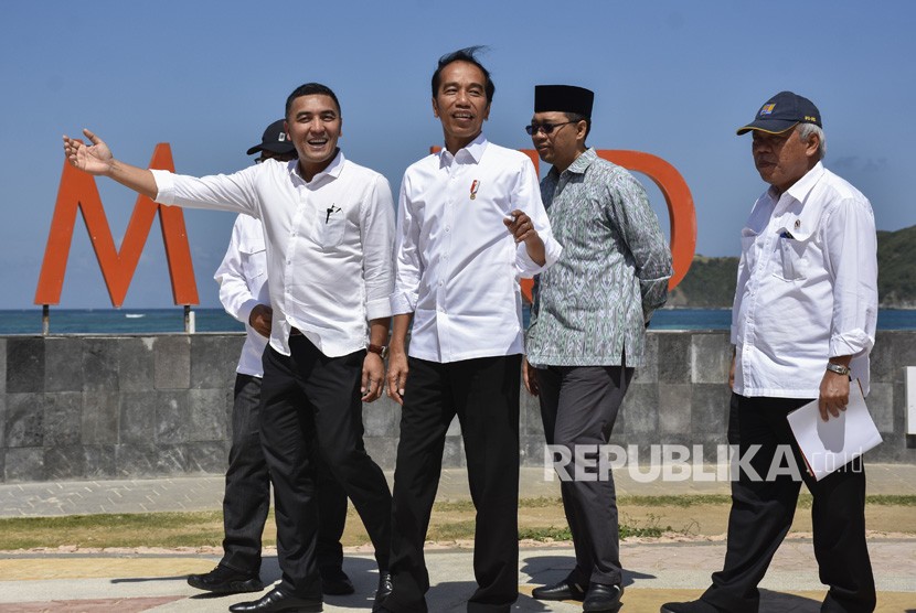 Presiden Joko Widodo (tengah) didampingi Direktur Utama Indonesia Tourism Development Corporation (ITDC) Abdulbar M. Mansoer (kedua kiri) beserta Menteri Pekerjaan Umum dan Perumahan Rakyat (PUPR) Basuki Hadimuljono (kanan) dan Gubernur NTB Zulkieflimansyah (kedua kanan) meninjau persiapan lokasi MotoGP Mandalika 2021 di the Mandalika, Praya, Lombok Tengah, NTB, Jumat (17/5/2019). 