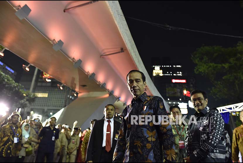 Presiden Joko Widodo (tengah) didampingi Gubernur DKI Jakarta Djarot Saiful Hidayat (kanan) mengamati Simpang Susun Semanggi seusai peresmian di Jakarta, Kamis (17/8). 