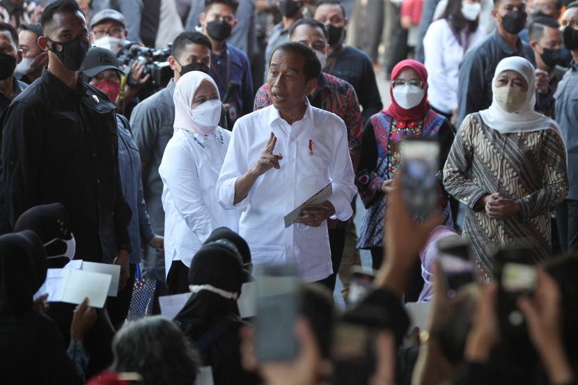 Presiden Joko Widodo (tengah) didampingi Gubernur Jawa Timur Khofifah Indar Parawansa (kanan). Gubernur Jatim Khofifah sebut Pemprob memiliki program untuk mengembangkan UMKM.