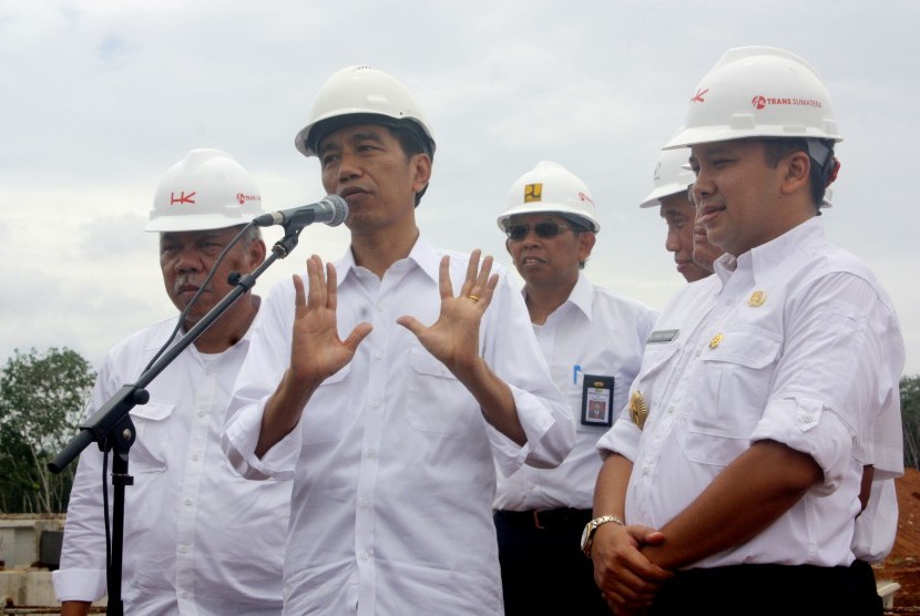Presiden Joko Widodo (tengah) didampingi Gubernur Lampung M Ridho Ficardo (kanan) memberikan keterangan pers terkait kunjungan di lokasi pembangunan Tol Trans Sumatera, Lampung, Kamis (11/2).