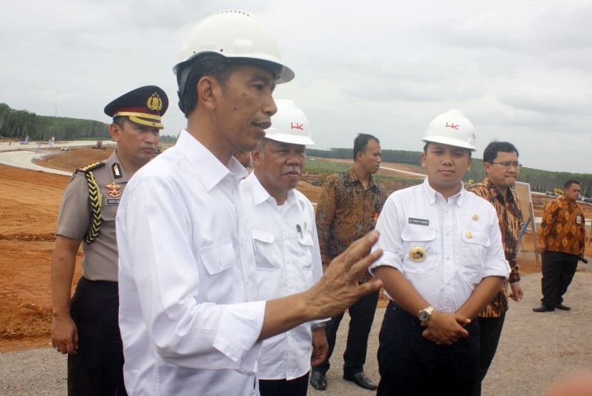 Presiden Joko Widodo (tengah) didampingi Gubernur Lampung M Ridho Ficardo (kanan) melakukan kunjungan ke lokasi pembangunan Tol Trans Sumatera, Lampung, Kamis (11/2).