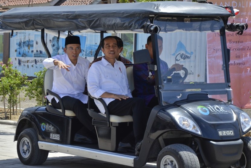 Presiden Joko Widodo (tengah) didampingi Gubernur NTB TGB Zainul Majdi (kiri) berkeliling kawasan di sela-sela peresmian operasional KEK Mandalika, di Desa Kuta, Pujut, Praya, Lombok Tengah, NTB, Jumat (20/10). 