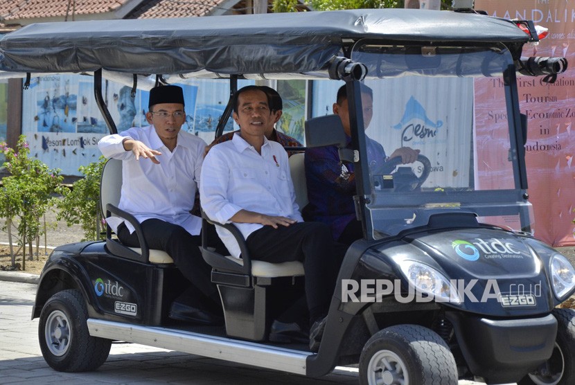 Presiden Joko Widodo (tengah) didampingi Gubernur NTB TGB Zainul Majdi (kiri) berkeliling kawasan di sela-sela peresmian operasional KEK Mandalika, di Desa Kuta, Pujut, Praya, Lombok Tengah, NTB.