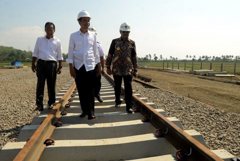 Presiden Joko Widodo (tengah) didampingi Gubernur Sulawesi Selatan Syahrul Yasin Limpo (kanan), meninjau pembangunan jalur kereta api Trans Sulawesi di Desa Telumpanua, Kecamatan Tanete Riau, Kabupaten Barru, Sulawesi Selatan, Rabu (25/11). 