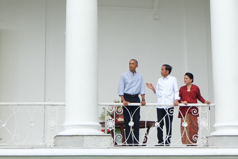 Presiden Joko WIdodo (tengah) didampingi Ibu Negara Iriana Joko Widodo (kanan) berbincang dengan Presiden ke-44 Amerika Serikat Barack Obama (kiri) di beranda Istana Bogor, Jawa Barat, Jumat (30/6). 