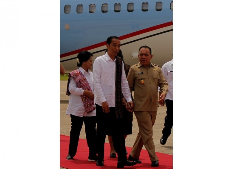 President Joko Widodo (center) accompanied by First Lady Iriana Joko Widodo (kiri) are welcomed by NTT Governor Frans Lebu Raya at El Tari airport, Kupang, East Nusa Tenggara, on Monday (January 8). 