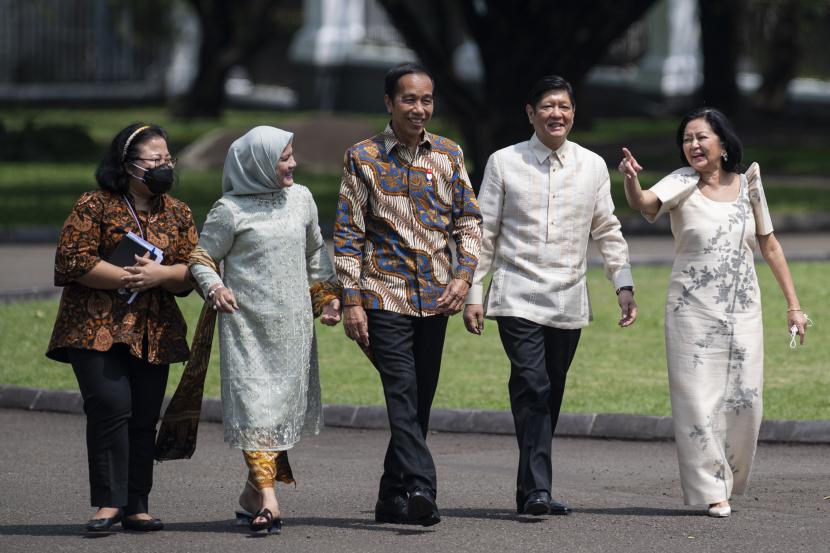 Presiden Joko Widodo (tengah) didampingi Ibu Negara Iriana Joko Widodo (kedua kiri) dan Presiden Filipina Ferdinand Romualdez Marcos Jr (kedua kanan) didampingi Ibu Negara Louise Araneta Marcos berjalan menuju veranda di Istana Kepresidenan Bogor, Jawa Barat, Senin (5/9/2022). Presiden Joko Widodo menerima kunjungan kenegaraan Presiden Filipina Ferdinand Romualdez Marcos Jr dan dalam kesempatan itu kedua pemimpin negara membahas penguatan kerja sama bilateral di berbagai sektor kerja sama kawasan dalam konteks ASEAN. 