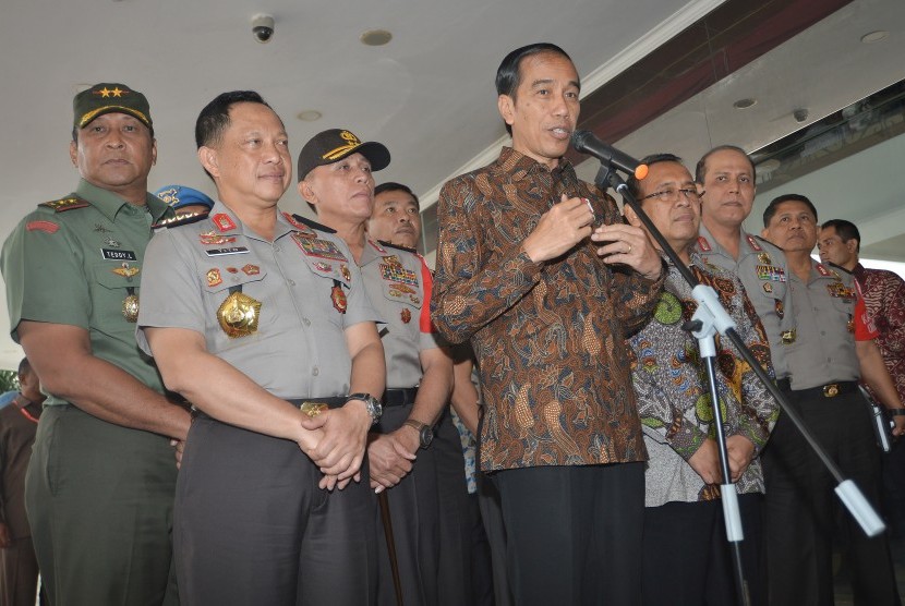 Presiden Joko Widodo (tengah) didampingi Kapolri Jenderal Polisi Tito Karnavian (kedua kiri), Pangdam Jaya Mayor Jenderal TNI Teddy Lhaksmana (kiri), Kapolda Metro Jaya Irjen Pol Mochamad Iriawan (ketiga kiri), Mensesneg Pratikno (keempat kanan), Kadiv Hum