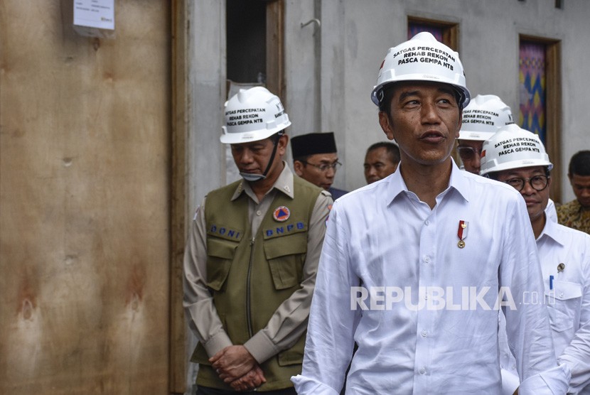 Presiden Joko Widodo (tengah).